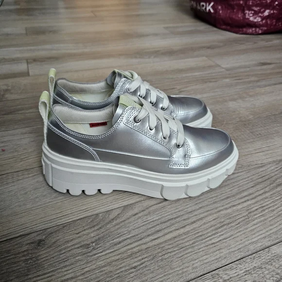 Sorel Silver Metallic Platform Sneakers with White Soles - Picture 5 of 8